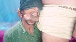Aankhon pe patti bandhi hui, that horny banda is sucking one bada sa, tagda sa cock.