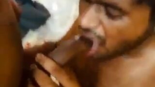 Bangalore mein ek mature gay aadmi, bada juicy dick chus raha hai.