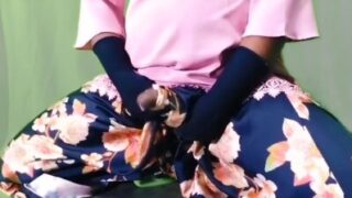 Bangla bottom homo, skirt aur women’s top mein hilata hai.