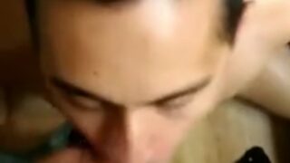 Bathroom mein horny discreet roommates ka gay blowjob