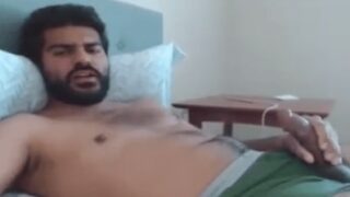 Bearded hunk, bade black lund ke saath, bed mein cum kar raha hai.