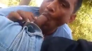 Bohot badi lund chusne wali randi, public mein bade maze se lund chus rahi hai.