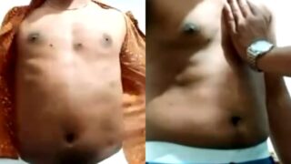 Boxer apne dost ke ghar pe apne dick ke saath khel raha hai.