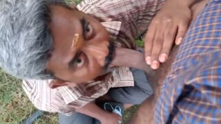 Buddha hawas ka maara south ka uncle garden mein lund chus raha hai.