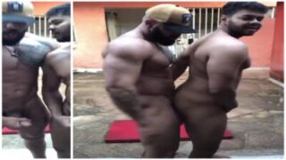 Buddha hunky bodybuilder gym ke bahar young ladke ko chod raha hai.