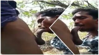 Buddha uncle ek chote ladke ka cock tree ke neeche choos raha hai.