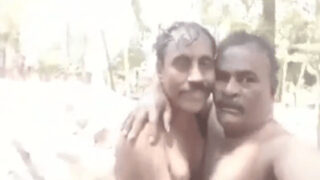 Buddhe mote aur horny Chennai ke homosexuals bahar lund chuste hain.