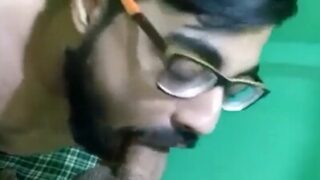 Chashmish gay bottom apne nude professor ko suck kar raha hai.