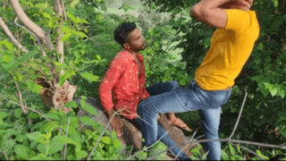 City ke pyaare couple, din mein jhaadiyon mein nange maze kar rahe hain