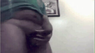 Cumming gay video, ek horny naked hunk bed pe.