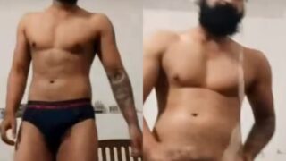 Delhi ka bearded hunk, akele mein masturbate karta hai while having phone sex video.