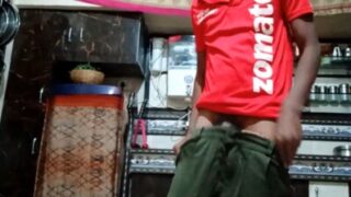 Delivery boy lambi shift ke baad hilate hue.