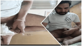 Dinner ke baad, hairy hunk bed mein mazze karta hua hil raha hai.