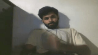 Ek bearded stud apne pyajame mein apne bade cock ko milk kar raha hai.