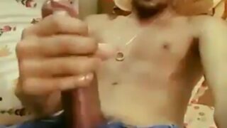 Ek bhookha banda hilate hue apne bade sakht lund ko ragad raha hai.