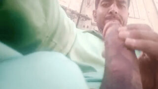 Ek bus driver horny ho gaya aur job pe hi hilane laga.