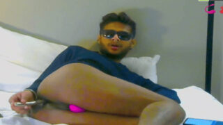 Ek chhota sa ladka sex toy se apni hi gand mein ungli kar raha hai.