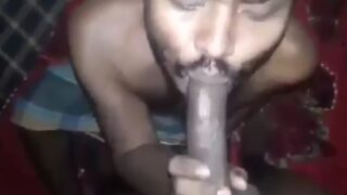 Ek chota gay ladka, bada desi boner chus raha hai.