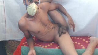 Ek desi adult twink apne tight asshole mein ungli karta hai aur hilata hai