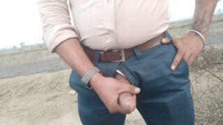Ek desi Haryana ka launda public mein hilake jhaad raha hai.