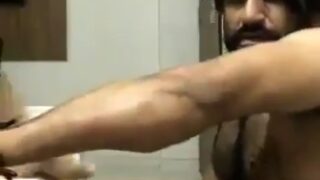 Ek desi stud bed mein apne bade bulge ko tease kar raha hai, full on boner dikha ke.