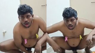 Ek dum jhuk ke, gay hottie nipple clips ke saath, dildo se khel raha hai, fuck kar raha hai.