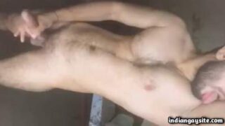 Ek dum mast, sexy hunk apne bade aur sakht lund se khel raha hai.