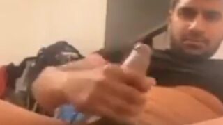 Ek dum zor se hilane wala ladka, bada lund dikha ke cam viewers ko tease kar raha hai.