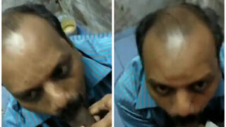 Ek ganja Tamil daddy apne ghutno par baith ke juicy bbc chus raha hai.