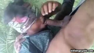 Ek gay banda public mein BJ le raha hai, kisi slutty ajnabee se chuswa ke.