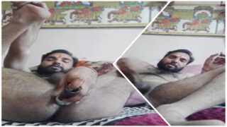 Ek hairy banda, bade dildo se apni gaand ki drilling kar raha hai, ekdum raw.