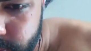 Ek hairy gay aadmi zor se apna juicy lund hilata hua.