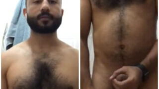Ek hairy stud cam fans ke saamne jhaadna pasand karta hai.
