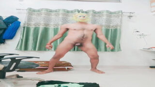 Ek hairy twink public mein nanga ho jata hai aur apne juicy lund ko milk karta hai.