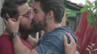 Ek handsome married banda apne lover ke saath kissing aur make out kar raha hai.