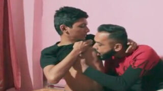 Ek horny tutor ne twink ke tight hole ko raw fuck kiya aur usse cum khilaya.