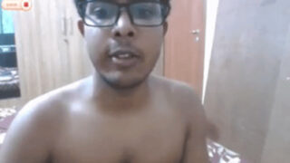 Ek horny twink homework ko maar ke side mein aur bedroom mein hilate hue.