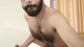 Ek Indian cam bear banda, raat ko apne aap ko hilate hue