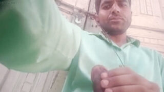 Ek lamba, sexy banda, dhoop mein apne bade lund ko milk kar raha hai.