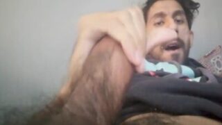 Ek mast banda apne bade size ke lund ko milk karta hai