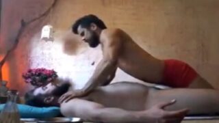 Ek mast banda, dark basement mein, Kamasutra massage karwata hai.