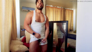 Ek mast, muscular banda apne bade aur juicy cock se doodh nikal raha hai.