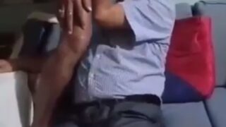 Ek mature gay aadmi apne dost ka hard cock chus raha hai.