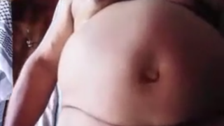 Ek mota, gay Desi aadmi apna cock expose kar raha hai.