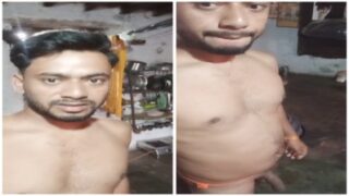 Ek nanga gaon ka gay ladka bedroom mein hilate hue.