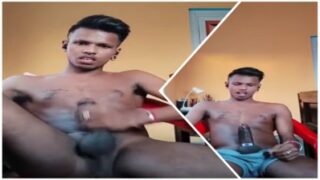 Ek nanga gay ladka hilate hue apne upar hi cum kar raha hai.