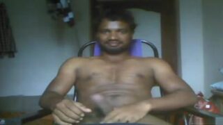 Ek nanga hunk apne office mein apni dick ko milk kar raha hai.