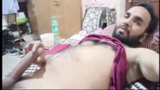 Ek nanga hunk, hairy gand aur massive cock ke saath hil raha hai.