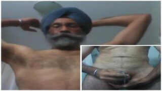 Ek nanga Sardar ji apne hairy cock ko milk kar rahe hain aur cum kar rahe hain.