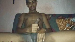 Ek patla sa twink apne juicy black cock ko bohot tezi se milk kar raha hai.